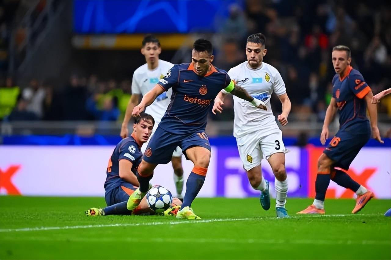 ag体育中国官网-足总杯集结日走向成谜，法兰克福远射贴柱，媒体盛赞，轮换策略成焦点